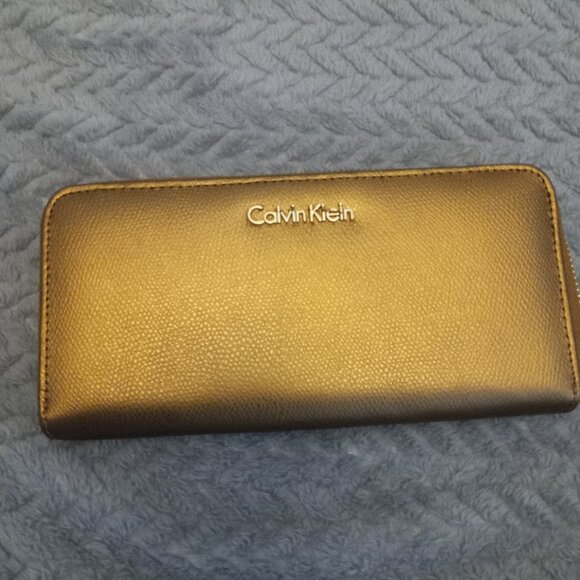 Calvin Klein gold wallet - Picture 1 of 5